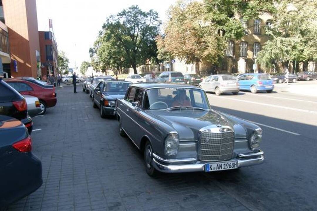 Uostamiestyje – senoviniai „Mercedes Benz“