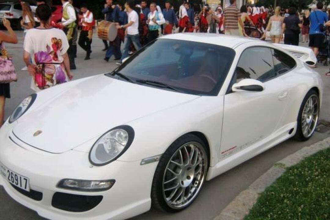 Akims paganyti: kokiais superautomobiliais puikuojasi arabai?