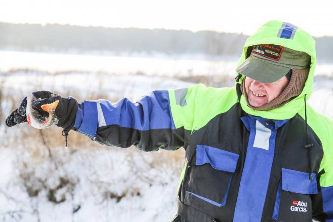 Ant Lampėdžių ežero ledo žvejai nepaiso pavojaus
