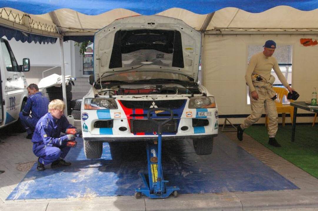 300 ežerų ralyje po pirmosios dienos pirmauja Vytauto Švedo ekipažas