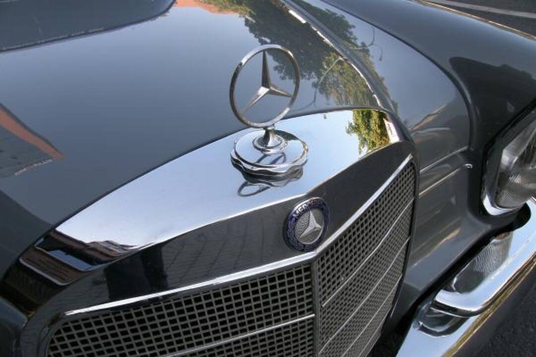 Uostamiestyje – senoviniai „Mercedes Benz“