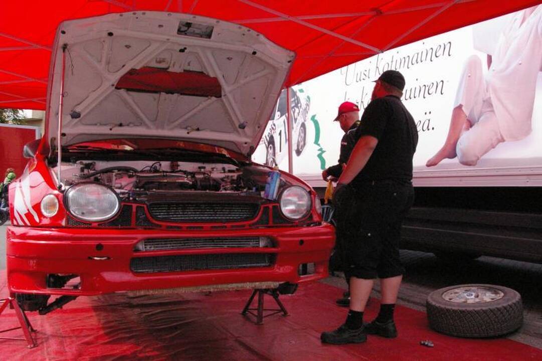 300 ežerų ralyje po pirmosios dienos pirmauja Vytauto Švedo ekipažas