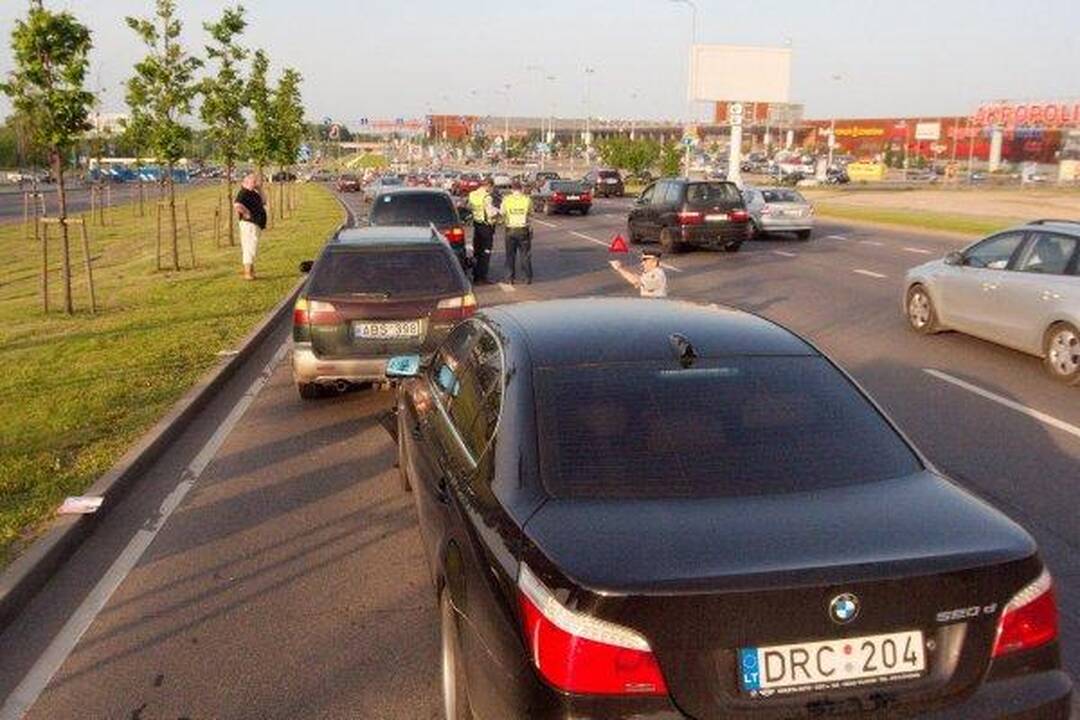 Trečiadienio vakaras Vilniuje: trys avarijos, apgadinti septyni automobiliai