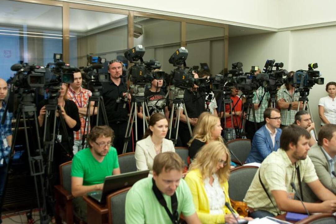D.Grybauskaitė: atlyginimus kelti jau galima, tik atsargiai
