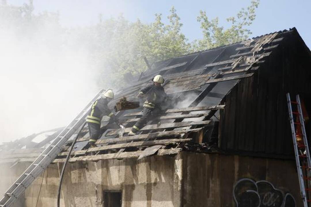 Daugiabučių kieme degė apleistas statinys