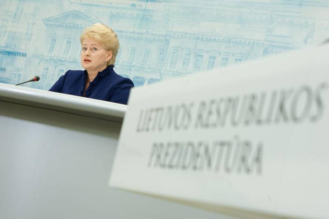 D.Grybauskaitė: atlyginimus kelti jau galima, tik atsargiai
