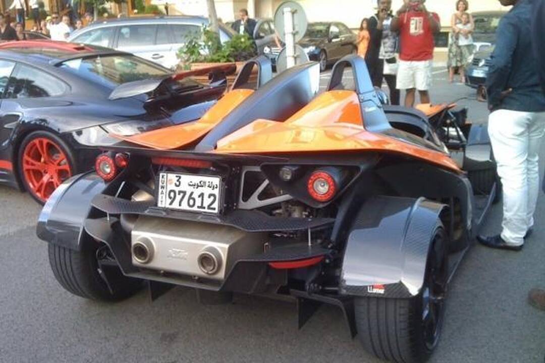 Akims paganyti: kokiais superautomobiliais puikuojasi arabai?