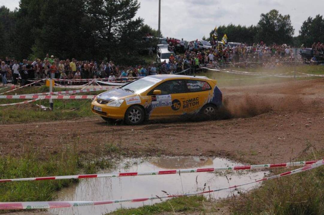 300 ežerų ralyje po pirmosios dienos pirmauja Vytauto Švedo ekipažas