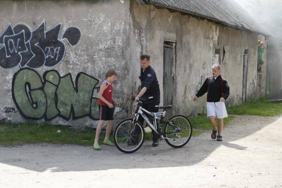 Daugiabučių kieme degė apleistas statinys