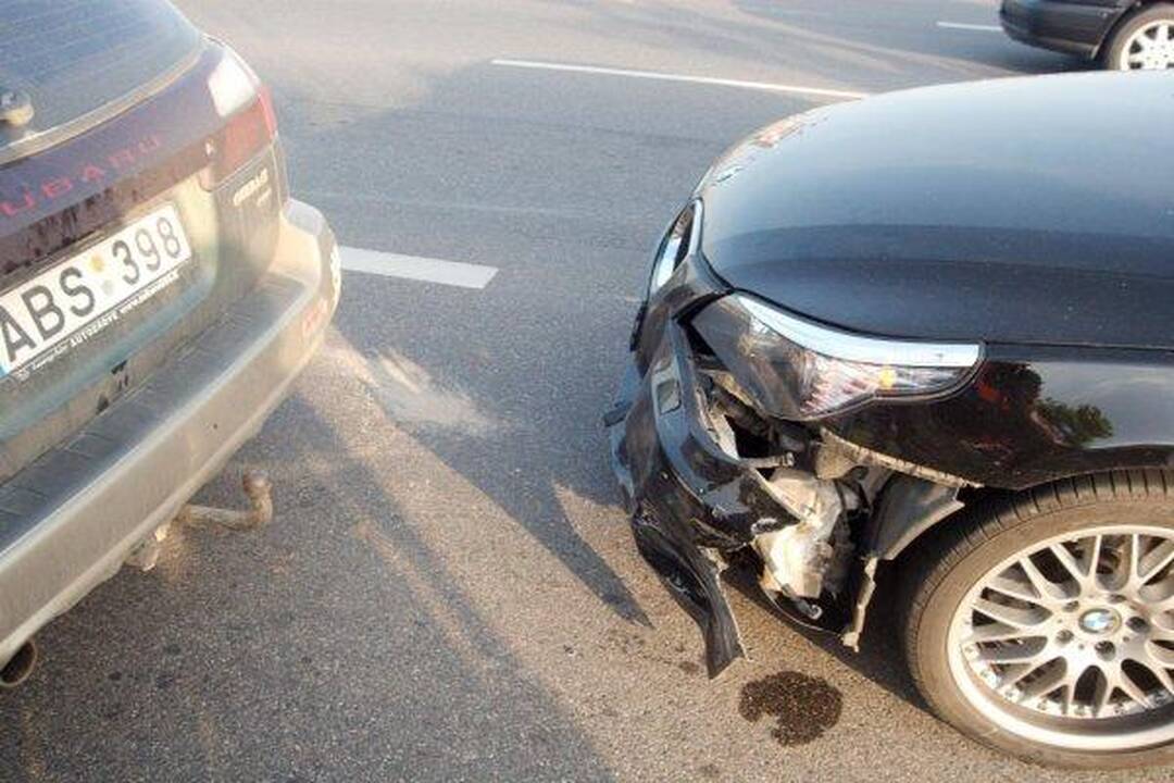Trečiadienio vakaras Vilniuje: trys avarijos, apgadinti septyni automobiliai