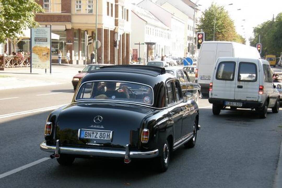 Uostamiestyje – senoviniai „Mercedes Benz“
