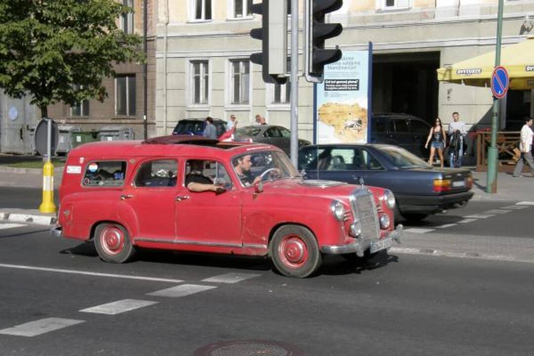 Uostamiestyje – senoviniai „Mercedes Benz“