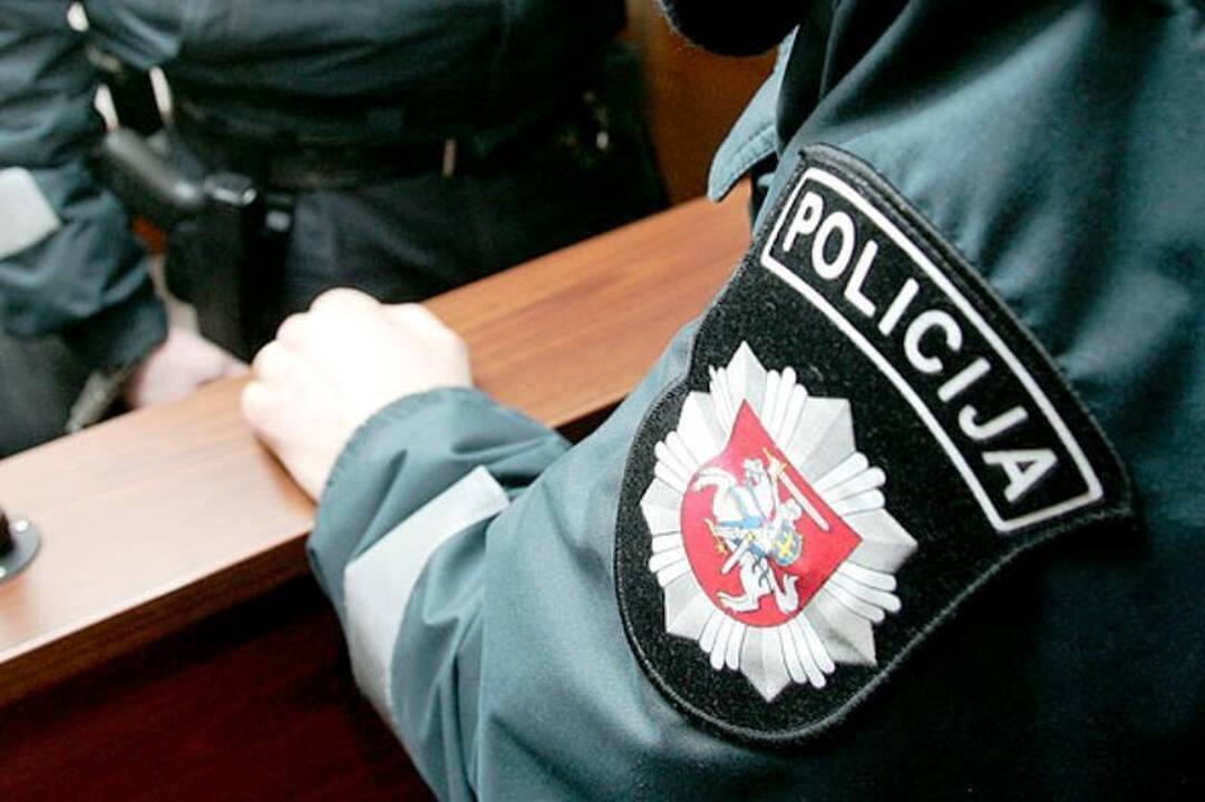 Telšiuose automobilio keleivis buteliu trenkė policininkui į galvą