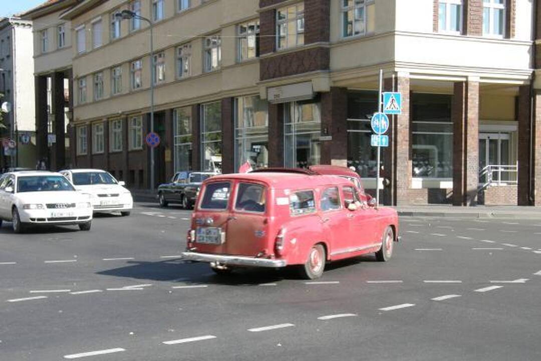 Uostamiestyje – senoviniai „Mercedes Benz“