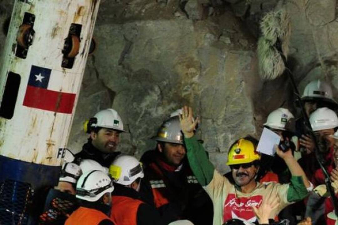 Čilėje vienas po kito iškelti į paviršių pirmieji iš 33 po žeme įstrigusių kalnakasių (tiesioginė transliacija)
