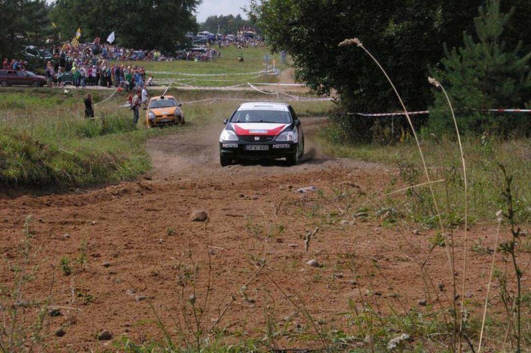 300 ežerų ralyje po pirmosios dienos pirmauja Vytauto Švedo ekipažas