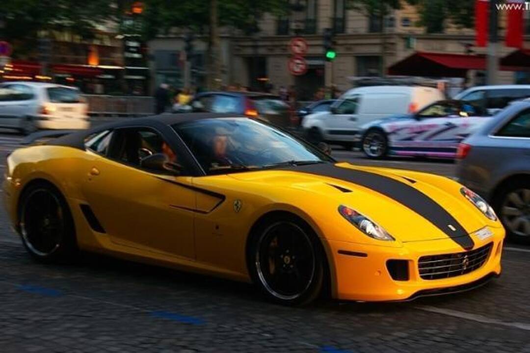 Akims paganyti: kokiais superautomobiliais puikuojasi arabai?