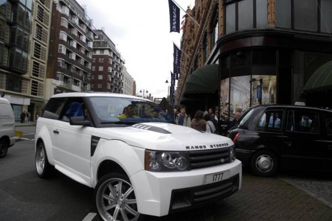 Akims paganyti: kokiais superautomobiliais puikuojasi arabai?