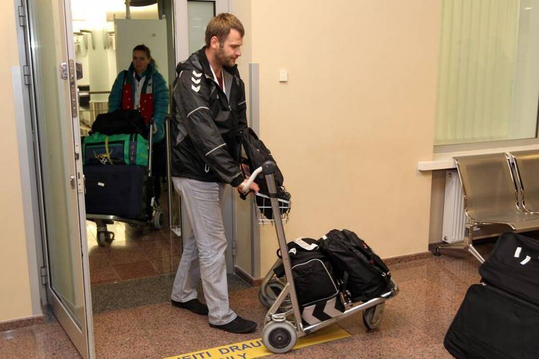 Lietuviai iš JAE grįžo aukštai iškeltomis galvomis