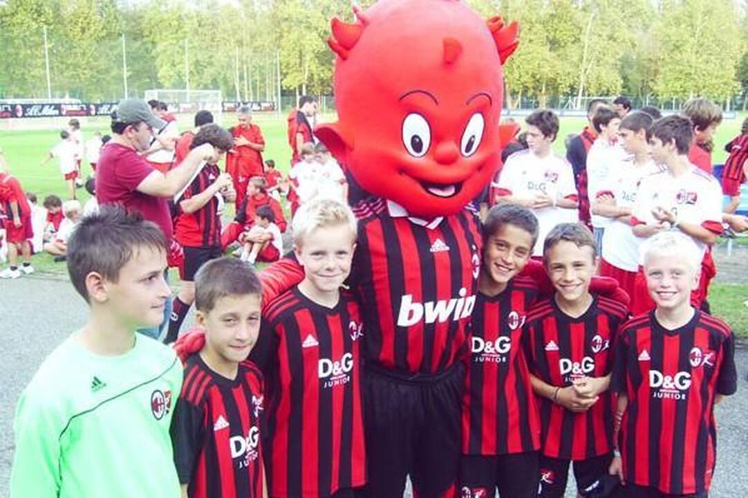 Trakuose su treneriais iš "Milano" treniruojasi jaunieji futbolininkai
