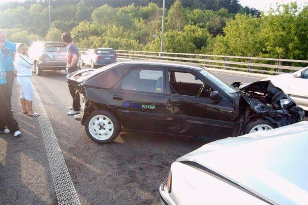 Trečiadienio vakaras Vilniuje: trys avarijos, apgadinti septyni automobiliai