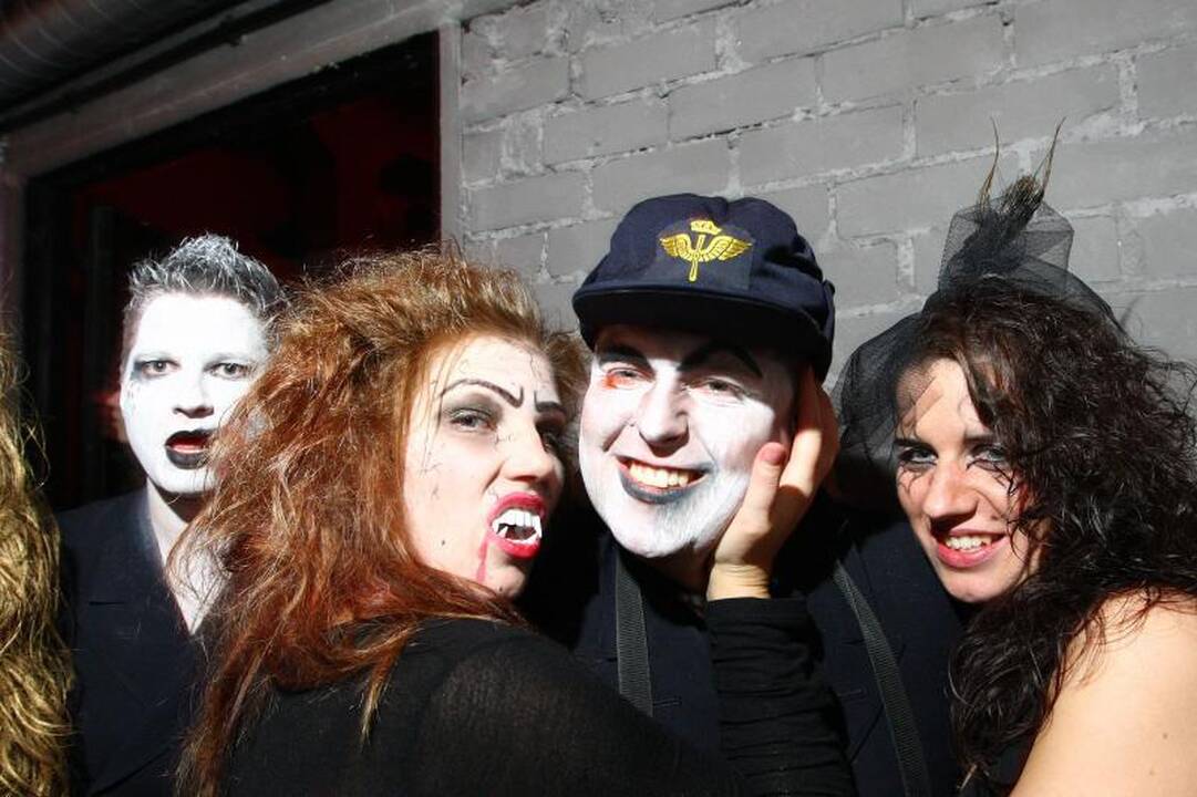 Helovino naktį Kaune vampyrai šokdino raganas 