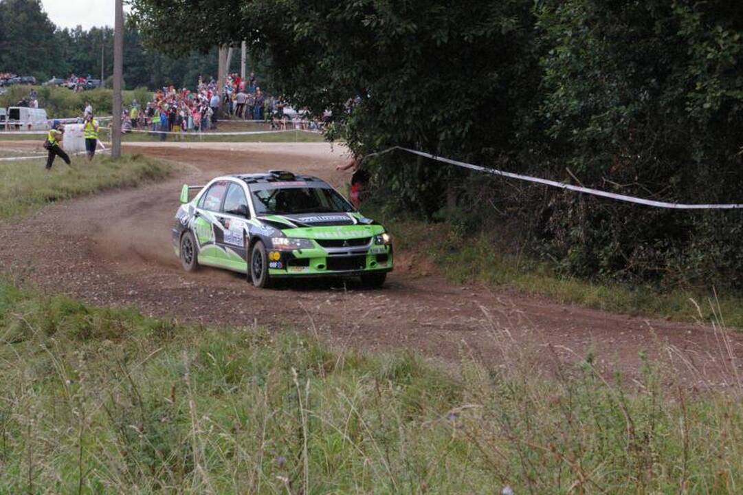 300 ežerų ralyje po pirmosios dienos pirmauja Vytauto Švedo ekipažas