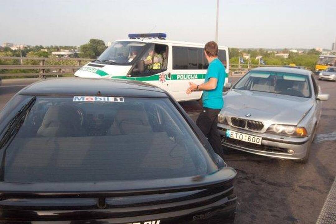 Trečiadienio vakaras Vilniuje: trys avarijos, apgadinti septyni automobiliai