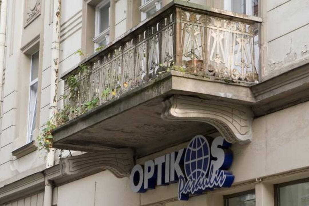 Griūvantis balkonas paliktas likimo valiai (papildyta)