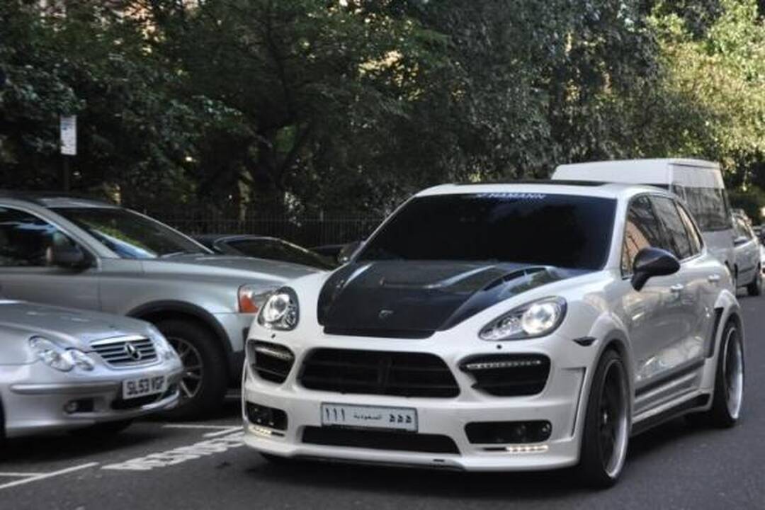 Akims paganyti: kokiais superautomobiliais puikuojasi arabai?
