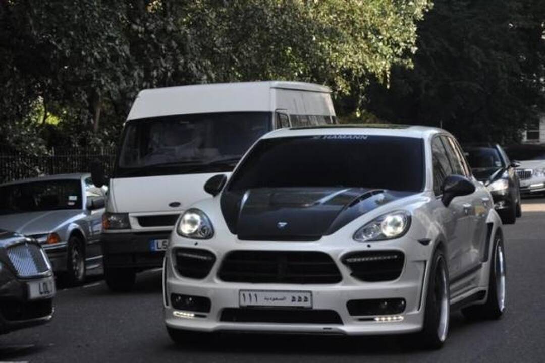 Akims paganyti: kokiais superautomobiliais puikuojasi arabai?