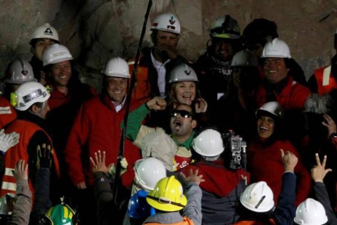 Čilėje vienas po kito iškelti į paviršių pirmieji iš 33 po žeme įstrigusių kalnakasių (tiesioginė transliacija)