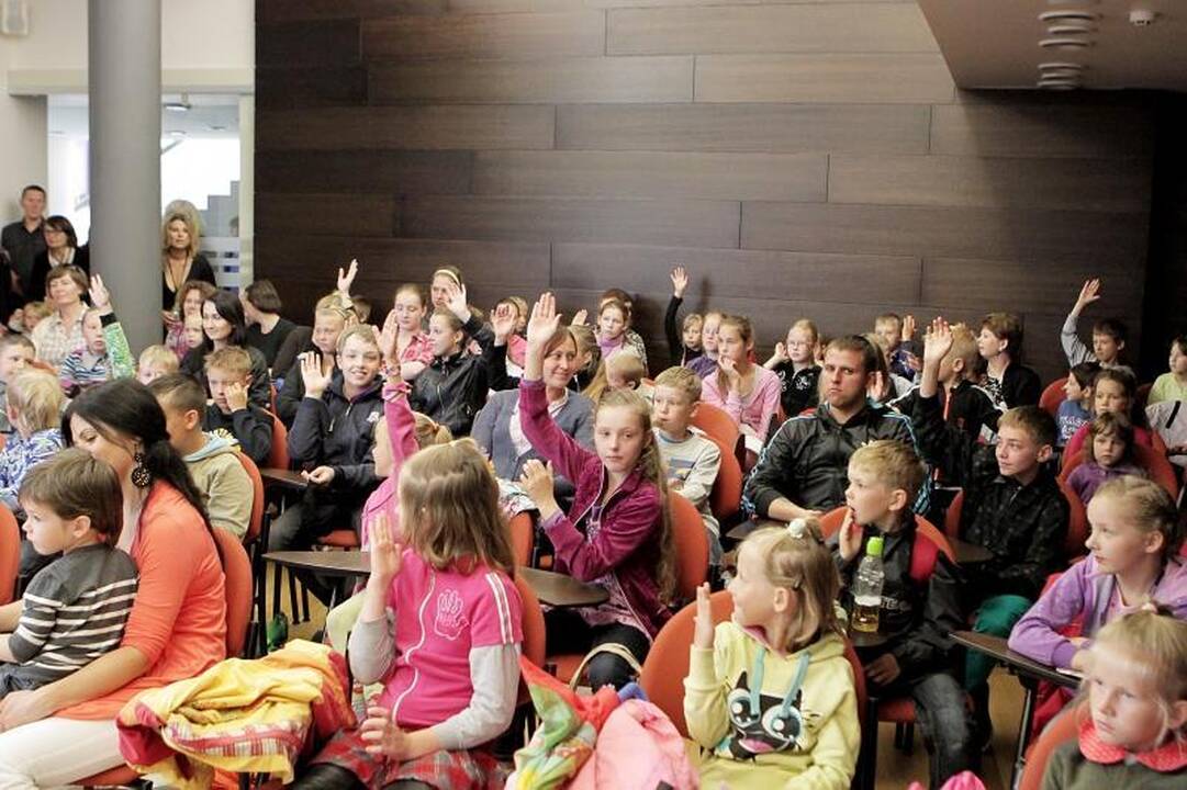 Vaikai klausėsi Klaipėdos mero skaitomų pasakų