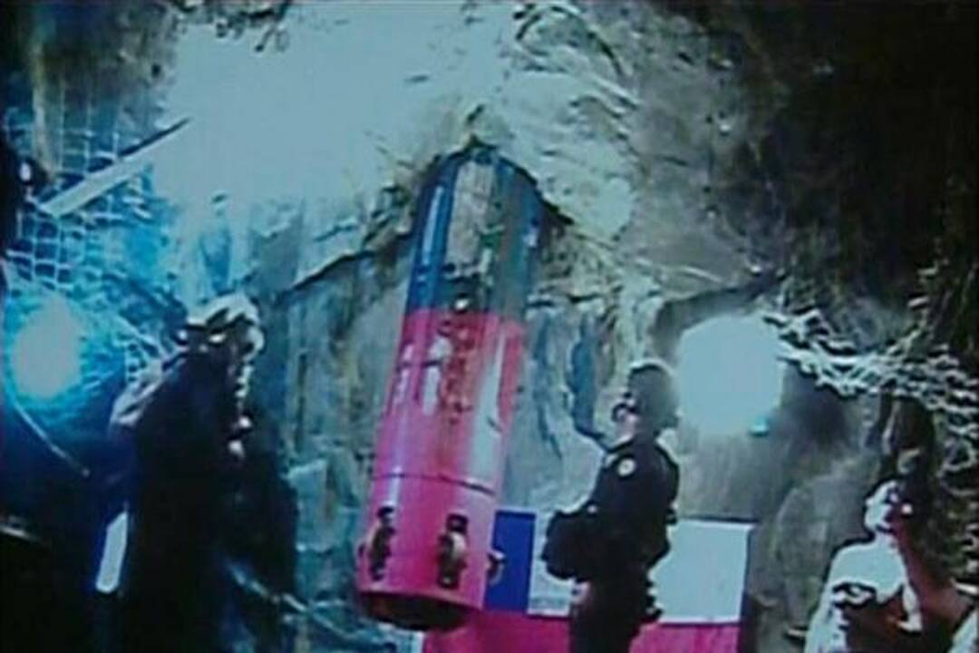 Čilėje vienas po kito iškelti į paviršių pirmieji iš 33 po žeme įstrigusių kalnakasių (tiesioginė transliacija)
