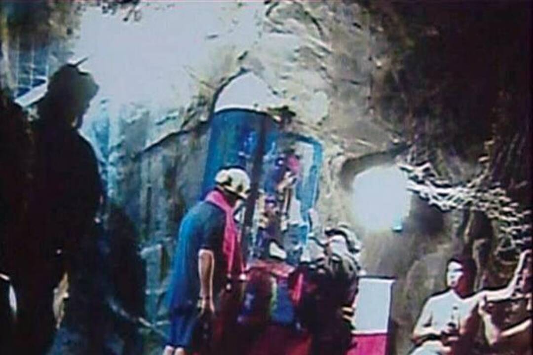 Čilėje vienas po kito iškelti į paviršių pirmieji iš 33 po žeme įstrigusių kalnakasių (tiesioginė transliacija)