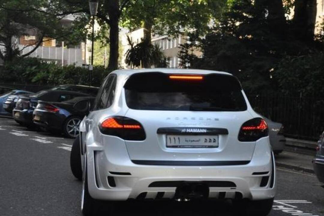 Akims paganyti: kokiais superautomobiliais puikuojasi arabai?
