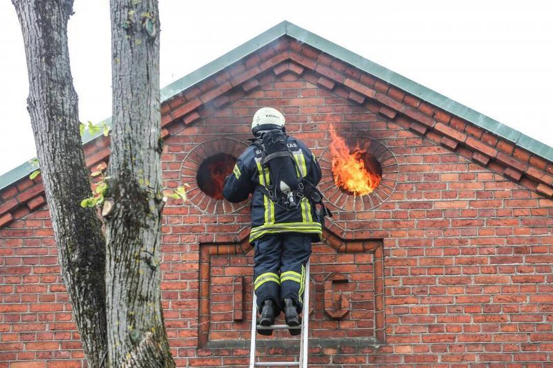 Žaliakalnyje cerkvė užsidegė dėl aplaidumo? 