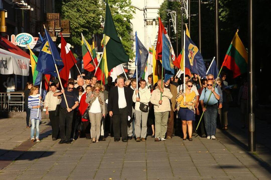 Laisvės alėjoje – eitynės Baltijos keliui atminti
