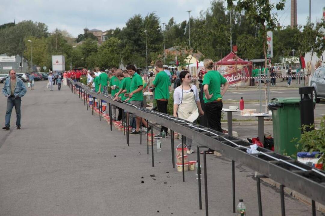 Latvijoje iškeptas rekordinis 150 metrų ilgio šašlykas