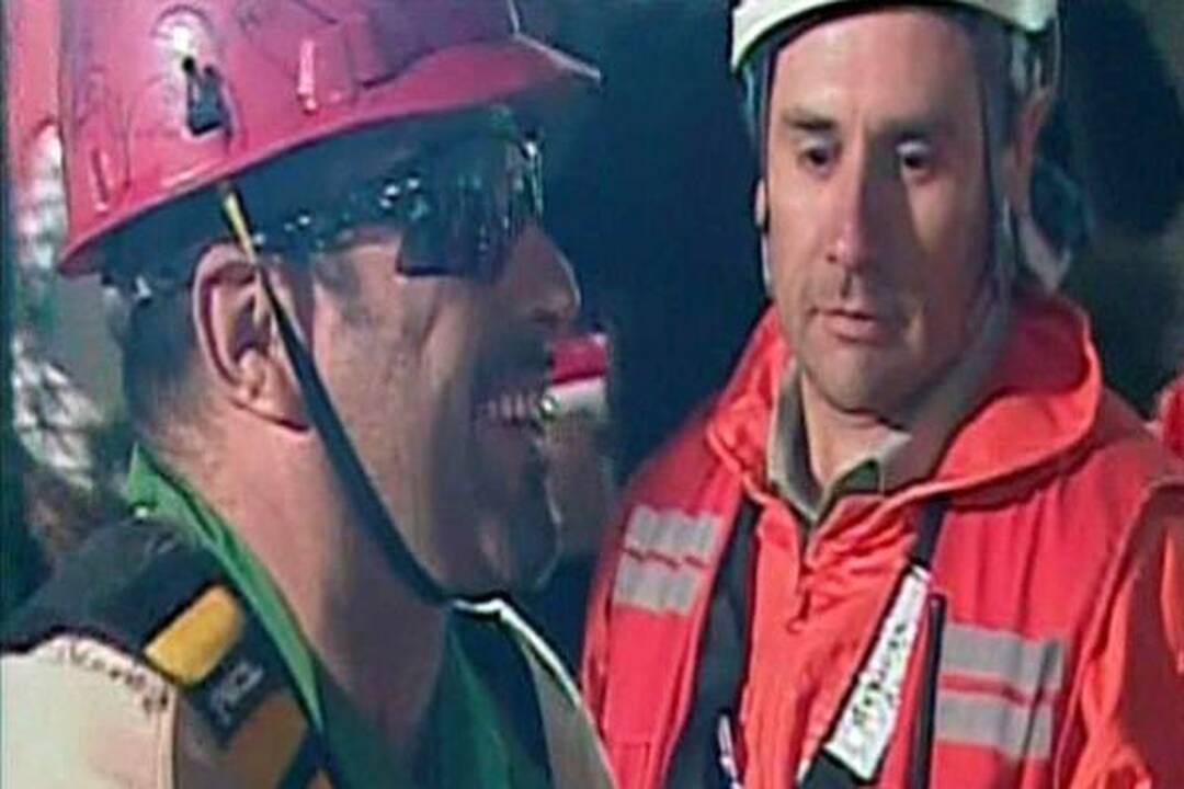 Čilėje vienas po kito iškelti į paviršių pirmieji iš 33 po žeme įstrigusių kalnakasių (tiesioginė transliacija)