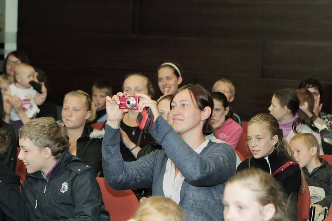 Vaikai klausėsi Klaipėdos mero skaitomų pasakų