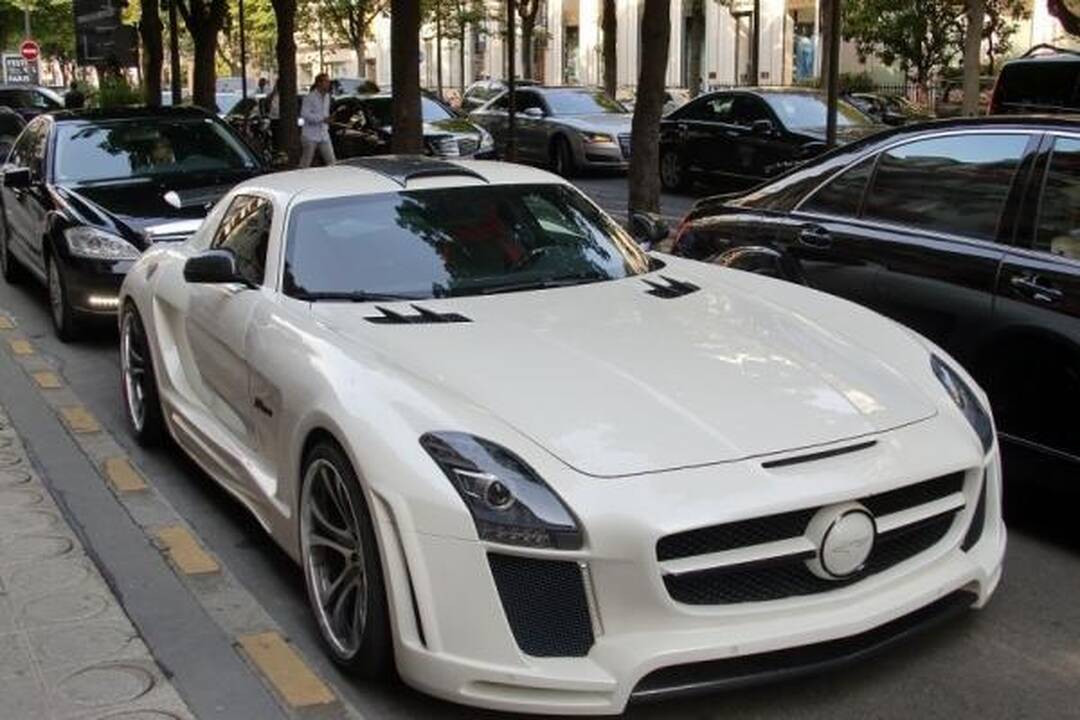 Akims paganyti: kokiais superautomobiliais puikuojasi arabai?