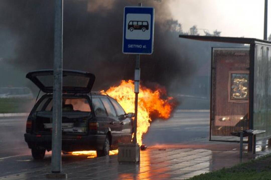 Pilaitės prospekte sudegė automobilis