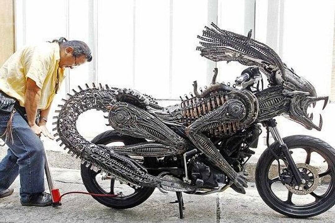 Bankoko menininkas sukūrė motociklą-ateivį