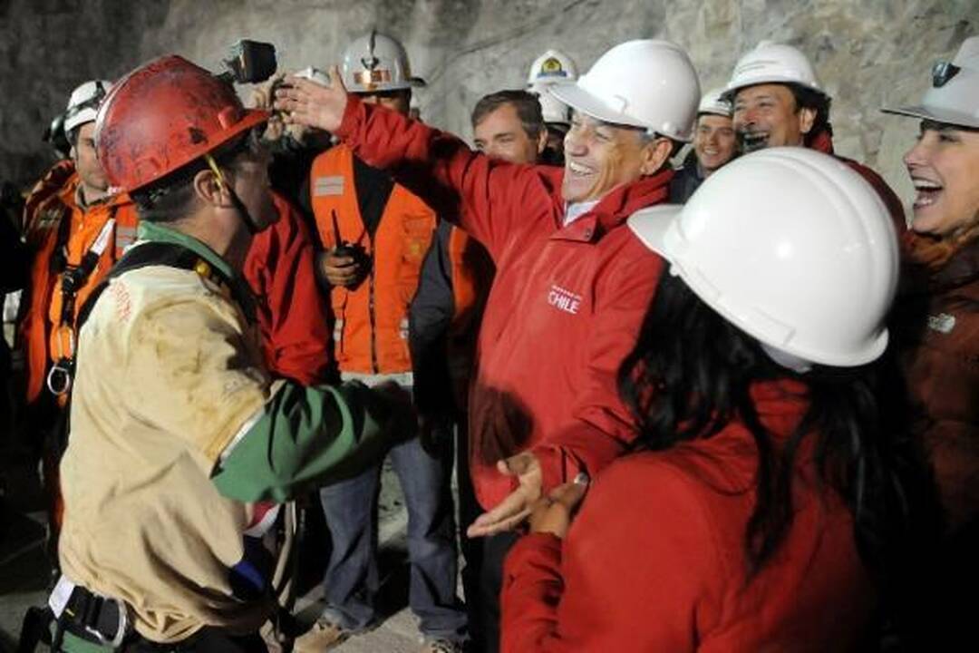 Čilėje vienas po kito iškelti į paviršių pirmieji iš 33 po žeme įstrigusių kalnakasių (tiesioginė transliacija)