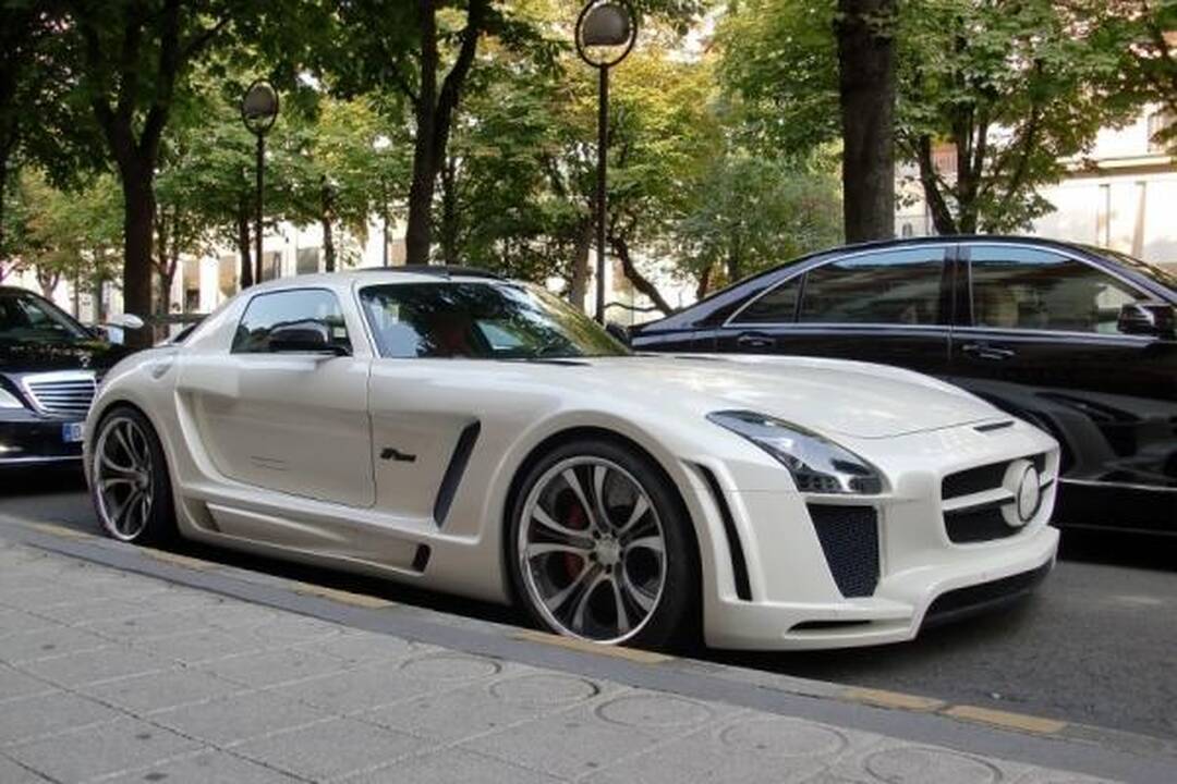 Akims paganyti: kokiais superautomobiliais puikuojasi arabai?