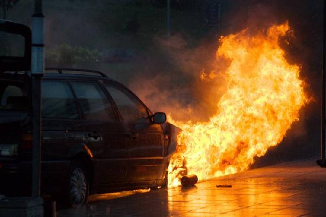Pilaitės prospekte sudegė automobilis