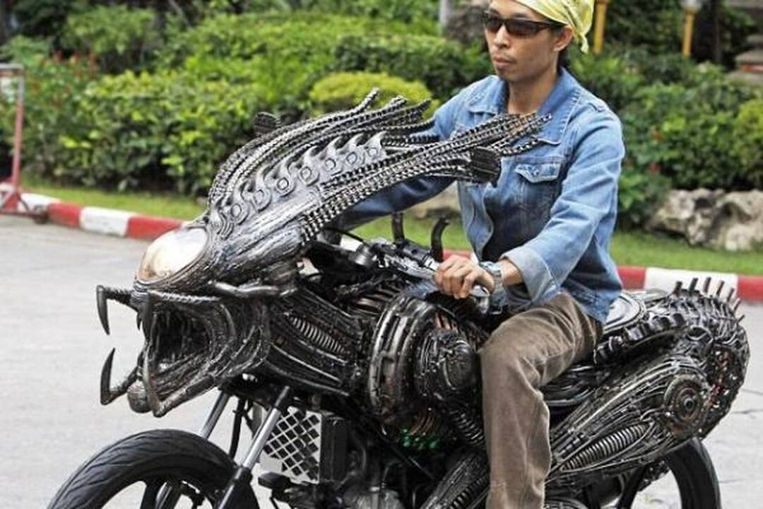 Bankoko menininkas sukūrė motociklą-ateivį