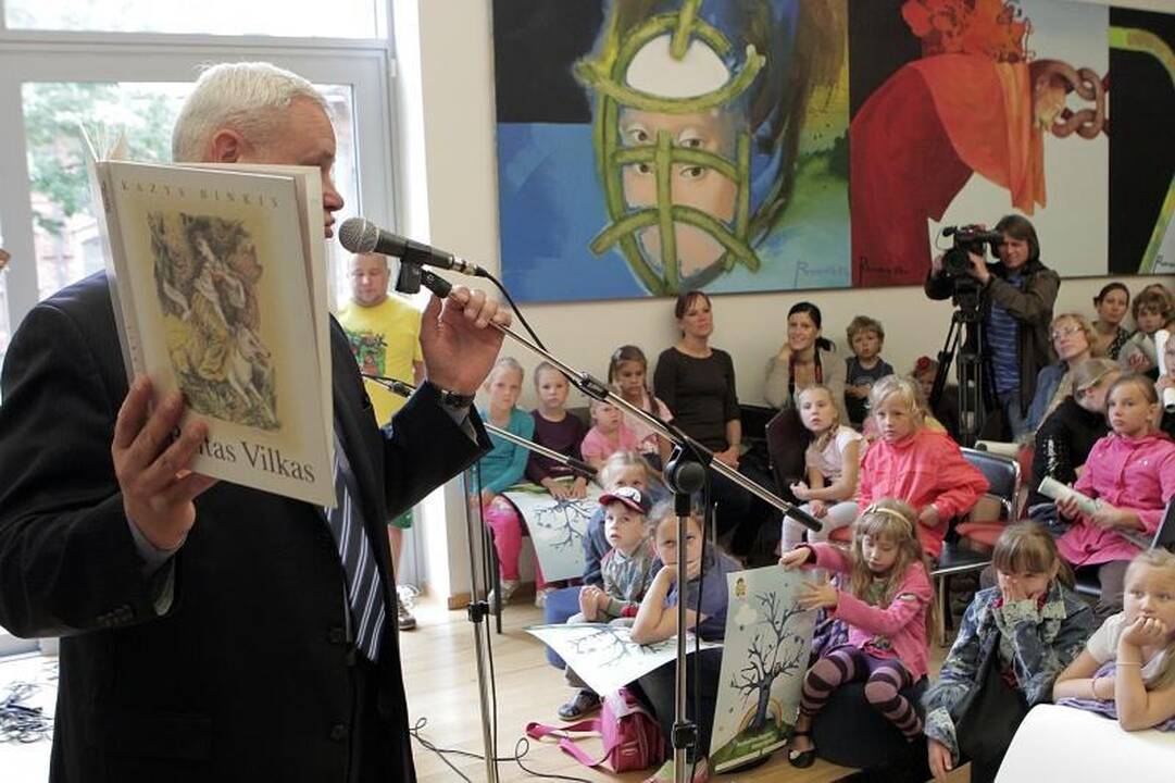 Vaikai klausėsi Klaipėdos mero skaitomų pasakų