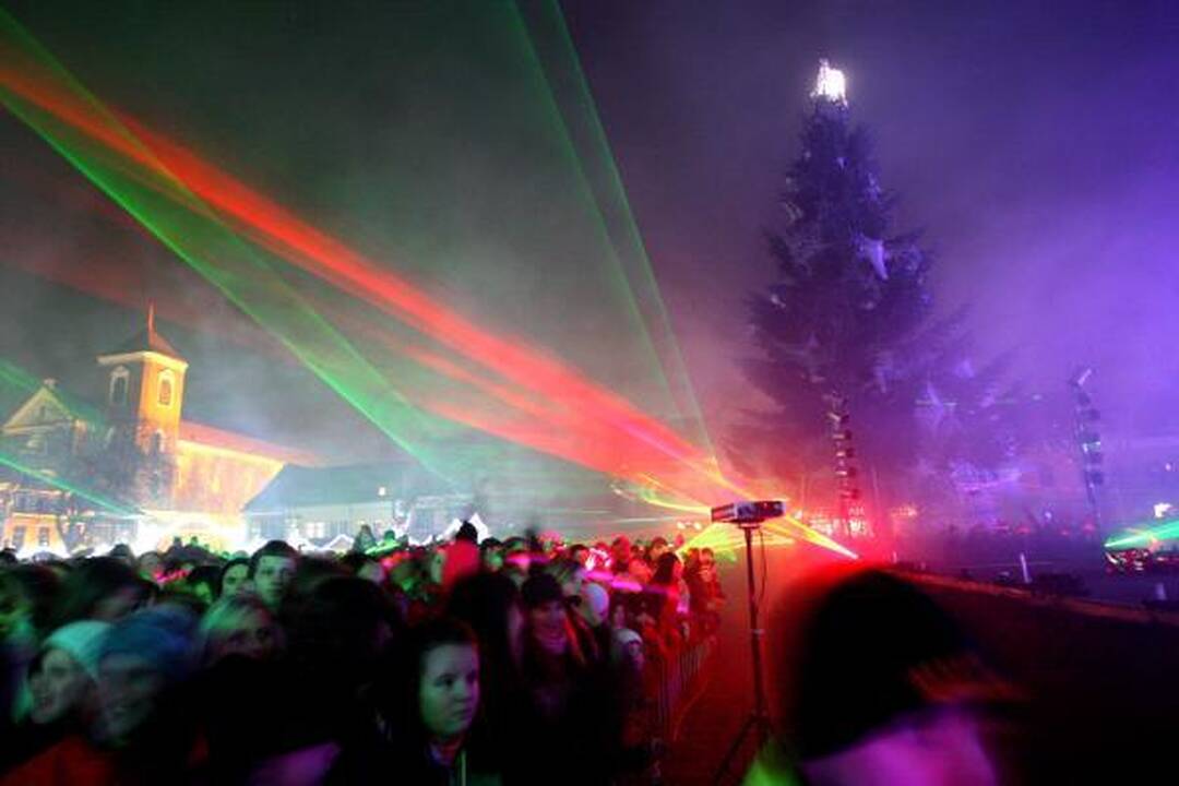 Kaune įžiebta pirmoji šalyje kalėdinė eglutė